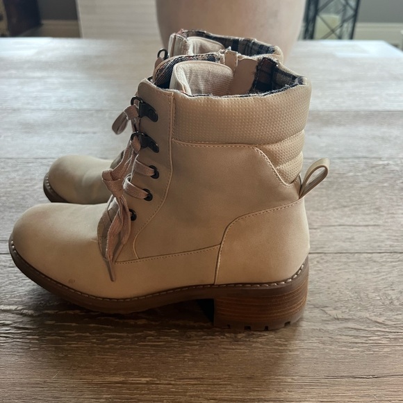 Crown Vintage Marley Boot Women’s Lace-Up Tan Utility Boots with Padded Ankle - Picture 3 of 9